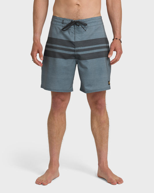 Surfsilk Street Trunk 18" Boardshorts - Black Quick Silver Black